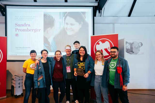 Sandra   Promberger   (3.   v.r.)   mit   VertreterInnen   der   Roten   Falken   sowie 
VertreterInnen der Ortsgruppe Haid	- Ansfelden
 | Foto: Credit: Rote Falken Österreich