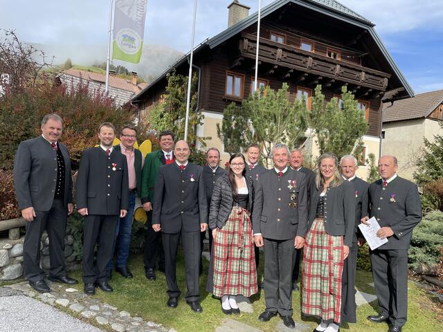 Die Geehrten mit Bgm Peter Perner, Obmann Johannes Siebenhofer und den Maketenderinnen. | Foto: Kameradschaft Lessach