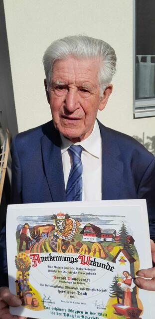 Konrad Monsberger feierte kürzlich den 90. Geburtstag. Zu diesem Anlass wurde dem Jubilar eine besondere Urkunde überreicht. | Foto: privat