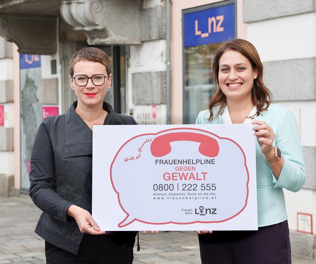 Stadträtin Eva Schobesberger (links) und Vizebürgermeisterin Tina Blöchl wollen die Frauenhelpline bekannter machen. | Foto: Stadt Linz