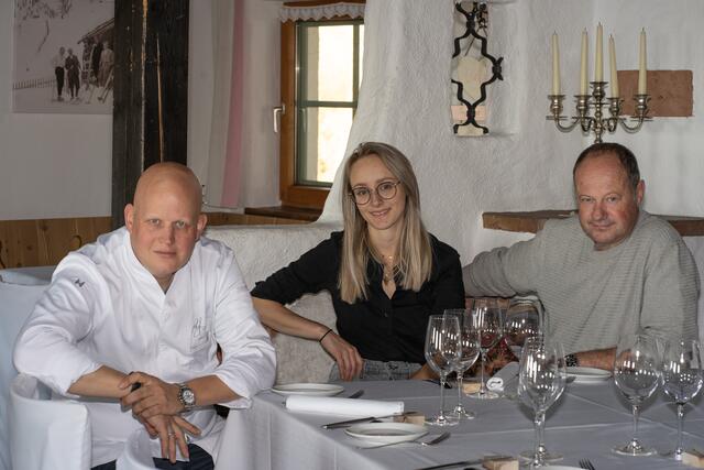 Küchenchef Stefan Lastin mit Gamskogelwirtsleuten Nina Strafner und Peter Aschbacher freuen sich auf die gemeinsame Zukunft. | Foto: Katharina Mühlbacher