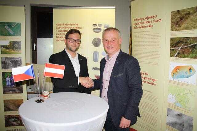 Der Projektleiter Tomás Pancíř mit Bürgermeister Andreas Kozar.