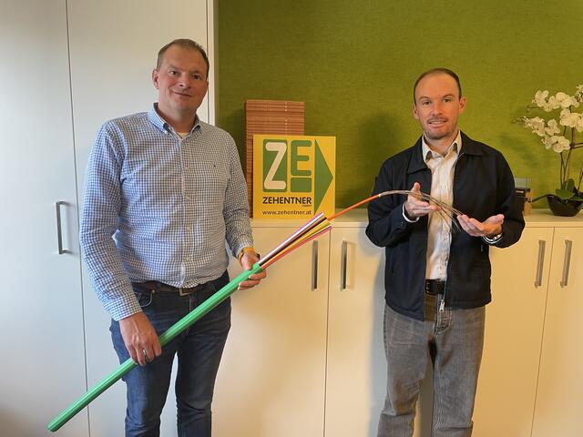 Peter Rauter jun. mit Alexander Kammerer, Geschäftsführer von Zehentner Bau – der erste Business-Kunde, der im Ausbaugebiet online gegangen ist. | Foto:  PR-Link