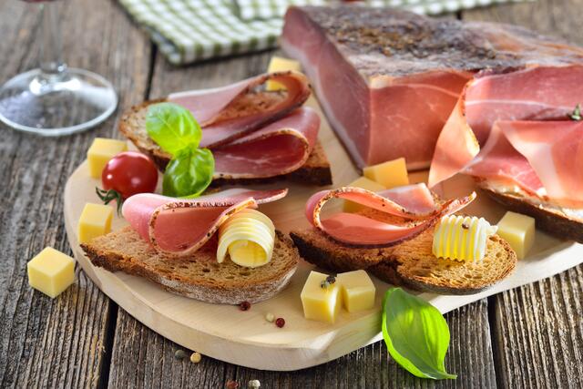 Regionale Produkte beim ersten Steuerberger Genussmarkt.  | Foto: stock.adobe.com - kab-vision