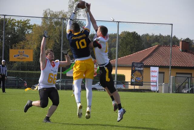 Die Stinatz Ozelots (Mitte) werden bei der ersten Flag Football Landesmeisterschaft Dritter.  | Foto: Stinatz Ozelots