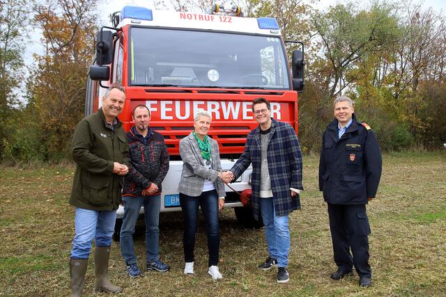 Bei der Übergabe des Wagens. | Foto: PID/Votava