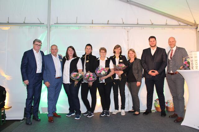 Die Abteilungsleiter von Voitsberg wurden bei der Eröffnung auf die Bühne geholt. | Foto: Lederer