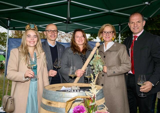 Weinkönigin Sophie Hromatka, die Faltaff prämierten Christoph und Sonja Artner, Landeshauptfrau Johanna Mikl-Leitner und Bürgermeister Otto Auer bei der Eröffnung des 25. Winzerpfades Höflein. | Foto: NLK Pfeiffer