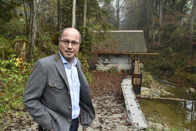Herbert Walkner vor der sanierten Branterermühle. Die Gemeinde pachtet sie.  | Foto: Thomas Fuchs