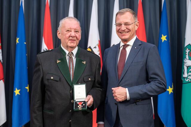 Karl Haider mit Landeshauptmann Thomas Stelzer. | Foto: Land OÖ/Peter Mayr
