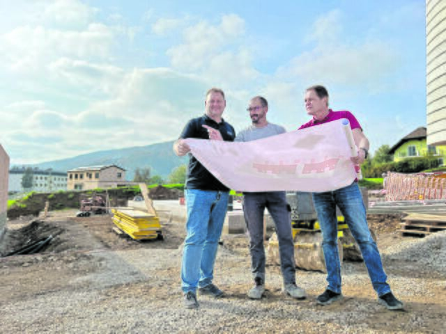 V.l.n.r.: Bauleiter Dieter Philipp, Polier Edi Frumosu, Baumeister Ing. Walter Baumgartner  | Foto: Etzi-Wohnbau
