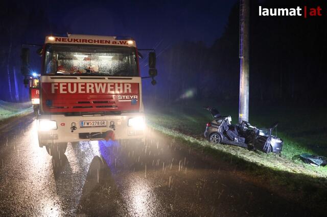 Der Lenker war auf regennasser Fahrbahn von der Straße abgekommen. | Foto: laumat.at/Matthias Lauber