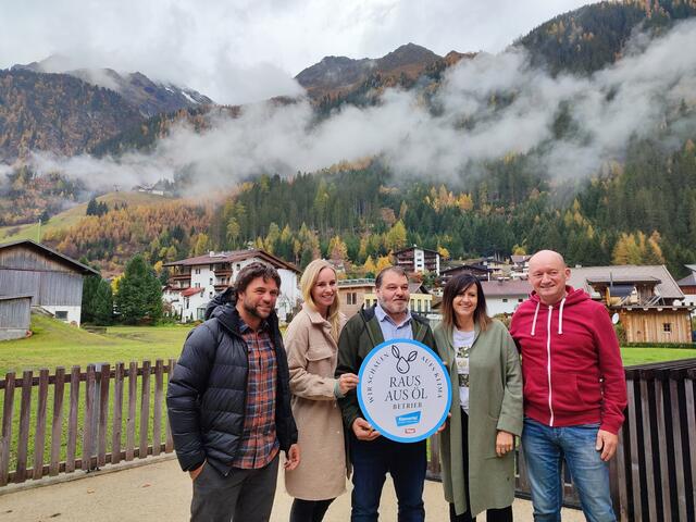 "Raus aus dem Öl" in der CLAR Kaunergrat: Die teilnehmenden VermieterInnen Mathias Ragg, Simone Ragg, Günter Mark, Karin Waldner und Bruno Gfall (v.l.). | Foto: TVB Tiroler Oberland