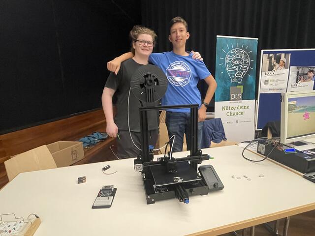 Bei Constantin und Djordje konnte man sich über den 3D-Drucker einen Chip für den Einkaufswagen drucken. | Foto: Kendlbacher