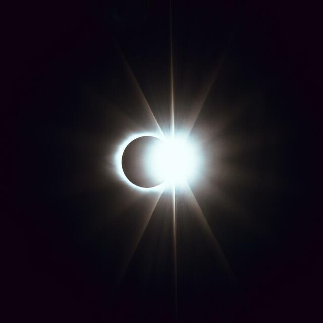 In Wien beginnt die partielle Sonnenfinsternis gegen 11. 15 Uhr. Ist das Wetter gut, sollte sie von überall in der Stadt zu sehen sein. | Foto: Matt Nelson / Unsplash