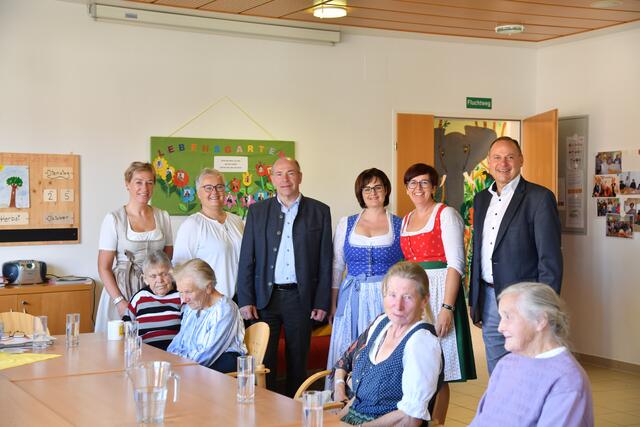 von li stehend: Sissy Wolfsesberger (FSZ Assistentin Lebenshaus), Anneliese Bräuer (Leiterin Lebenshaus Oberneukirchen), Max Hiegelsberger, Sabine Priglinger (Hilfswerk ONK), Erika Ganglberger (Leitung EKiZ Wichtelhaus) und LAbg. BGM Josef Rathgeb. Vorne sitzend: Besucherinnen des Tageszentrums LEBENSGARTEN des Hilfswerks. | Foto: Hilfswerk Oberneukirchen