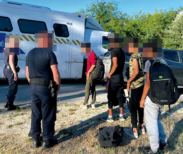 Push-Back nach Serbien im "Tornado"-Bus der Polizei.