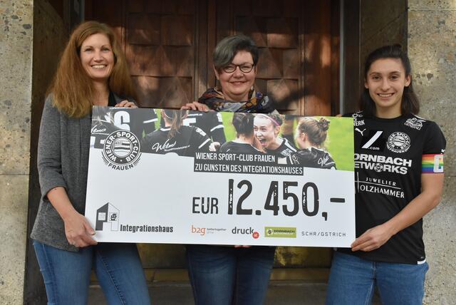 Die Wiener Sport-Club-Frauen sammelten 12.450 Euro für das Integrationshaus. Bei der Spendenübergabe (v.l): Margit Dechat (Schrägstrich Kommunikationsdesign), Alexandra Jachim (Geschäftsführerin Integrationshaus) und Katharina Aufhauser (Kapitänin Wiener Sport-Club Frauen).
 | Foto: Christian Hetterich