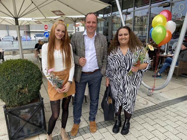 Bürgermeister Christoph Stark wünscht den beiden Unternehmerinnen Gülsehir Bulut und Antonia Zulicalles Gute für ihr neues Café. | Foto: Stadtmarketing Gleisdorf