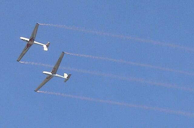 Segelflugzeuge Rücken an Rücken - sie mussten nach ihrer Vorführung auf einer dafür vorgesehenen Wiese landen!

 | Foto: Franz Dörr
