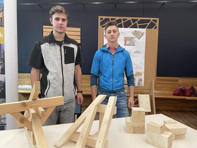 Jonas und Stefan erklärten den Schülern alles über den Tischlerberuf. | Foto: Kendlbacher