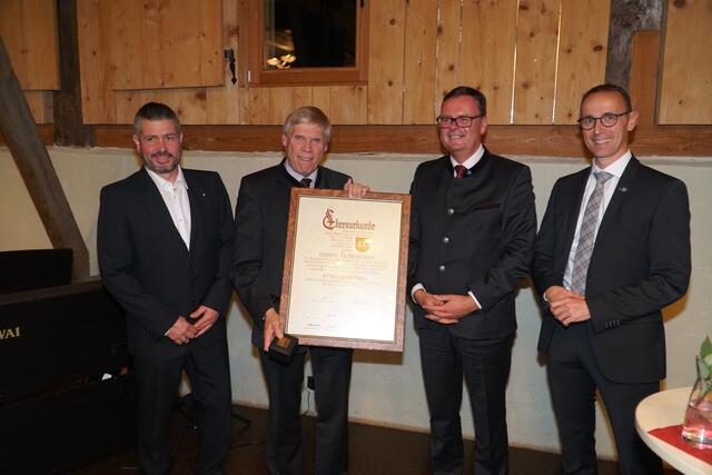Ehrenzeichenverleihung an Ernst Hornstein. | Foto: Reichel
