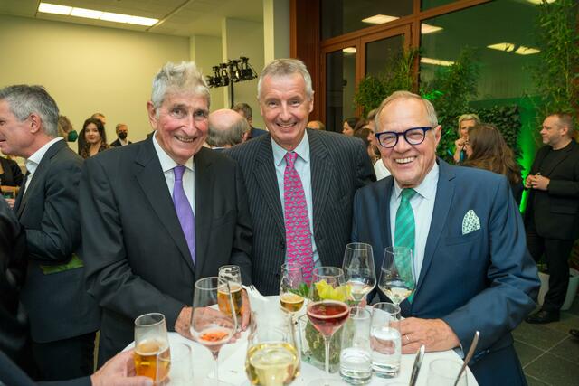 Beim Belvedere Fundraising Dinner am 24. Oktober 2022: Kulturmanager Günter Rhomberg, Ex-Minister Martin Bartenstein und Unternehmer  Erhard F. Grossnigg (v.l.) | Foto: Andreas Tischler