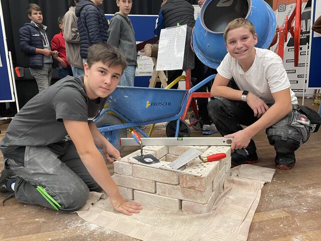 Die Polyschüler Jakob und Simon vom Fachbereich Holz/Bau zeigten den Schülern, wie man Mauern aufstellt. | Foto: Kendlbacher