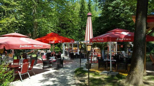 Das Parkcafé verfügt über rund 50 überdachte Sitzplätze und 50 weitere im Außenbereich. Für Kinder steht ein Spielplatz zur Verfügung. | Foto: Privat