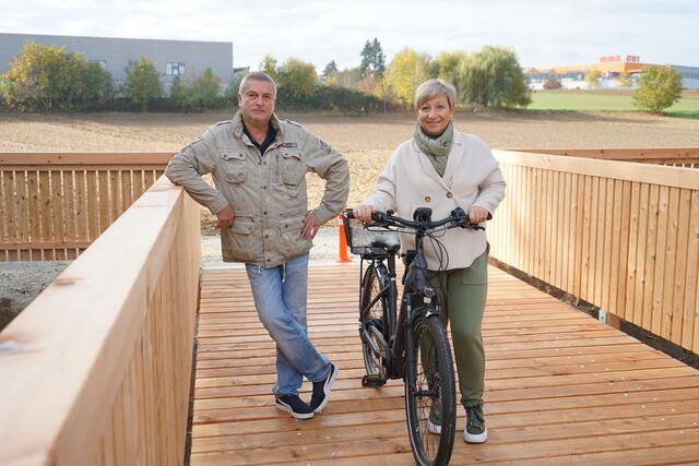 Christian Ulrich, Ortsvorsteher Walbersdorf und Bürgermeisterin Claudia Schlager auf der neuen Brücke | Foto: Stadtgemeinde Mattersburg
