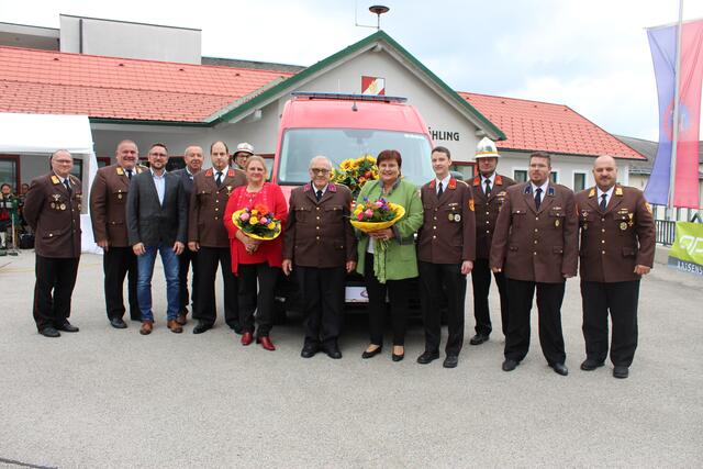 Abschnittsfeuerwehrkommandant Stefan Üblacker, Bezirksfeuerwehrkommandant Rudolf Katzengruber, Ortsvorsteher Manuel Scherscher, Vizebürgermeister Martin Kattner, Feuerwehrkommandant-Stv. BI Helmut Ramsner, SB Andreas Halbmayr, Fahrzeugpatin Evelin Grubbauer, Feuerwehrkurat P. Michael Prinz, Bürgermeisterin KR LAbg. Michaela Hinterholzer, Feuerwehrkommandant OBI Simon Leitner, EHBI Josef Gruber, V Christoph Schmidt, Abschnittsfeuerwehrkommandant-Stv. Markus Nagelhofer | Foto: FFMauer-Öhling