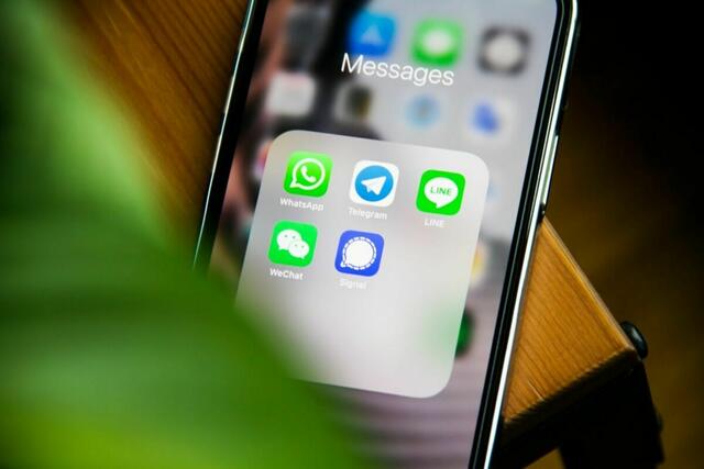 Aktuell hat WhatsApp weltweit Probleme – die Twitter-Community feiert das. | Foto: Screenshot/Twitter