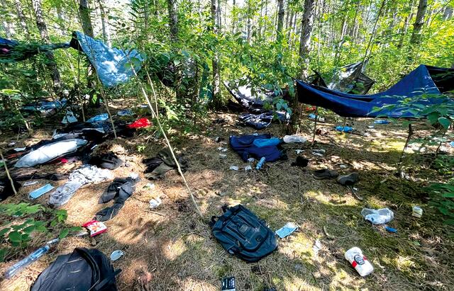 Verlassenes Lagerversteck von Migranten. Ein Bild sagt mehr als tausend Worte...