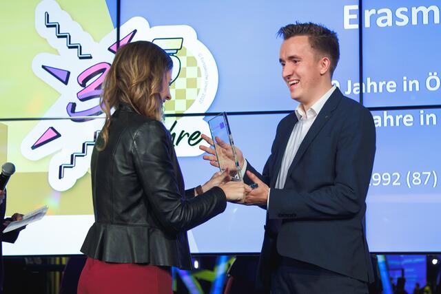 Dave Kock hat im Rahmen der Erasmus+ Days Eröffnung im Palais Wertheim den ESK-Botschafter (Europäischer Solidaritäts Korps) Preis von Staatssekretärin Claudia Plakolm überreicht bekommen | Foto: OeAD/APA-Fotoservice/Rastegar
