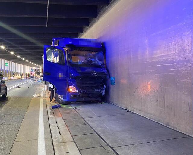 Im Arlbergtunnel kam es zu einer Frontalkollision zwischen einem Lieferwagen und einem Lkw. | Foto: BFV Landeck, Charly Heymich