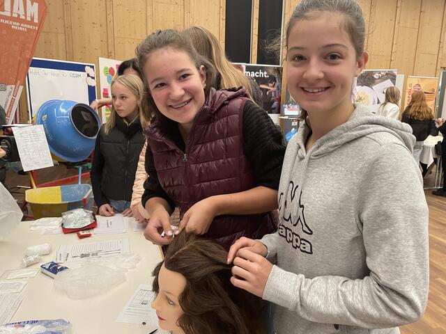 Die Schülerinnen Hanna und Sophie interessieren sich für den Friseurberuf. | Foto: Kendlbacher