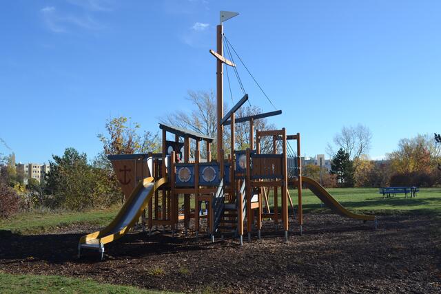 Schiff am Kinderspielplatz