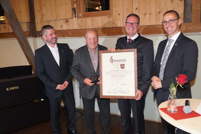 Ehrenzeichenverleihung an Emmerich "Emmi" Lutz. | Foto: Reichel