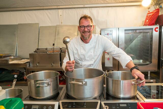 Haubenkoch Bernie Rieder servierte im Belvedere 21 dreigängiges ein veganes Galadinner – passend zum grünen Leitgedanken des Events. | Foto: Andreas Tischler