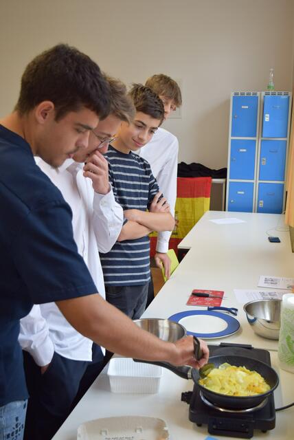Bei einer Teambildungsaktivität mit Spaghetti und Marshmallows. | Foto: HAK WY