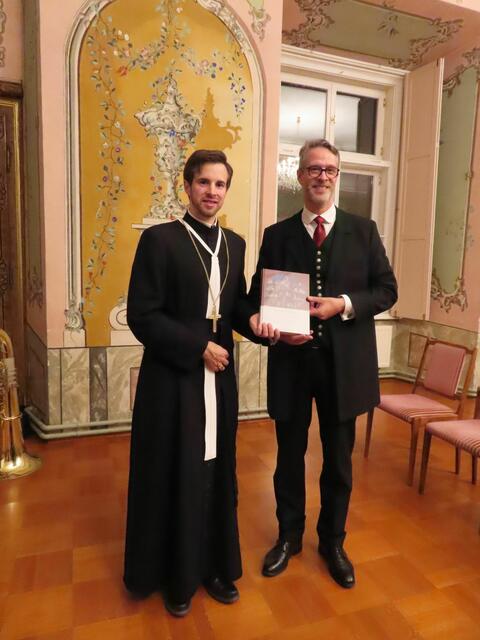 Propst Bernhard Mayrhofer und Christopher Schaffer mit dem neuen Buch  