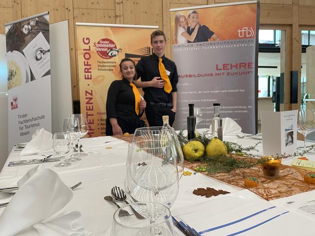 Christoph und Zaina von der TFBS Tourismus gaben Einblicke in ihre Ausbildung. | Foto: Kendlbacher