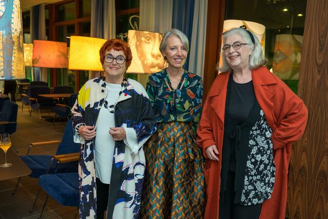 400 Gäste kamen zum Belvedere Fundraising Dinner - darunter die Künstlerinnen Valie Export (l.) Ingrid Wiener (r.) mit Belvedere-Generaldirektorin Stella Rollig (Mitte).  | Foto: Andreas Tischler