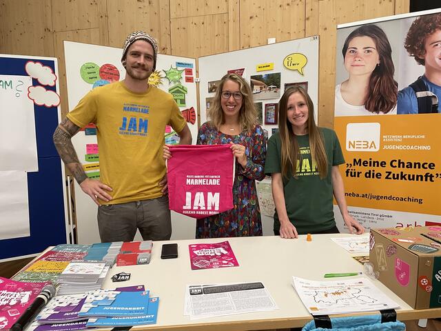 Martin, JAM-GF Regina Fischer und Laura waren mit einem Stand bei der JobIT 2022 vertreten. | Foto: Kendlbacher