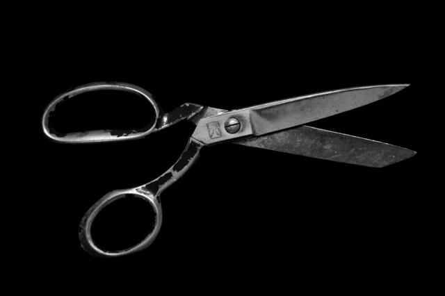Weil sich ein Mann weigerte, Geld herauszugeben, verletzte ihn ein mutmaßlicher Räuber mit einer Schere. | Foto: Unsplash / Matt Artz