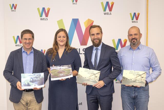 Bürgermeister Andreas Rabl (l.) und Stadtrat Martin Oberndorfer (2.v.r.) bekamen die ersten Exemplare von Karin Bachschweller (2.v.l.) und Nikola Spasic (r.) vom Stadtarchiv überreicht. | Foto: Stadt Wels