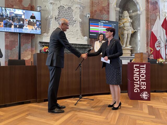 Der neue Landeshauptmann Anton Mattle wird von der Präsidentin des Tiroler Landtages, Sonja Ledl-Rossmann, angelobt. | Foto: © Steger