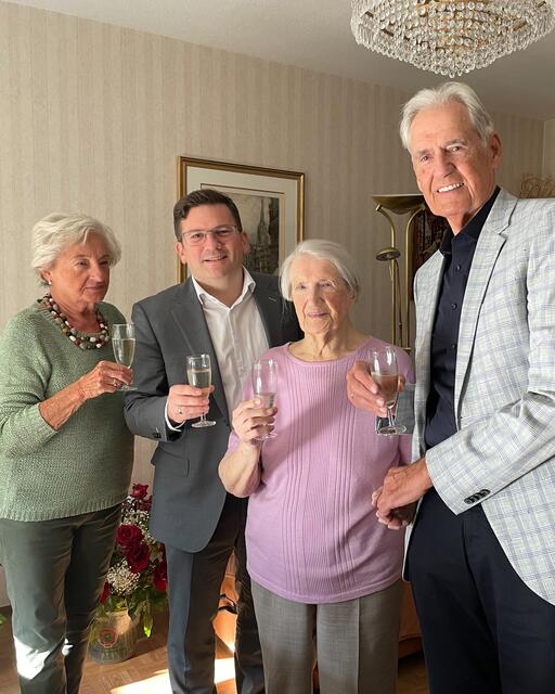 Mit einem Glas Sekt auf den 100. Geburtstag anstoßen. | Foto: BV12