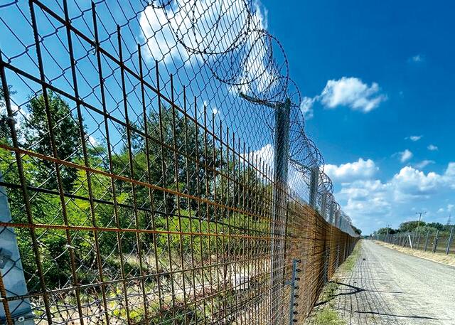 Doppelseitige, meterhohe Barrieren. Teils unter Strom. Gesichert mit Alarmkameras, Bewegungsmeldern, Sirenen...