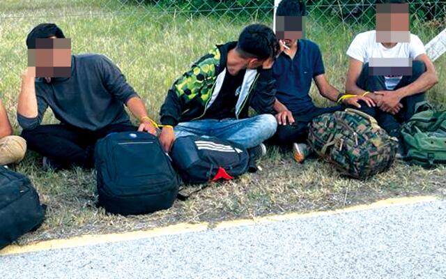 Zur Flucht-Verhinderung werden manche, bis zur Rückführung nach Serbien, aneinander gefesselt.